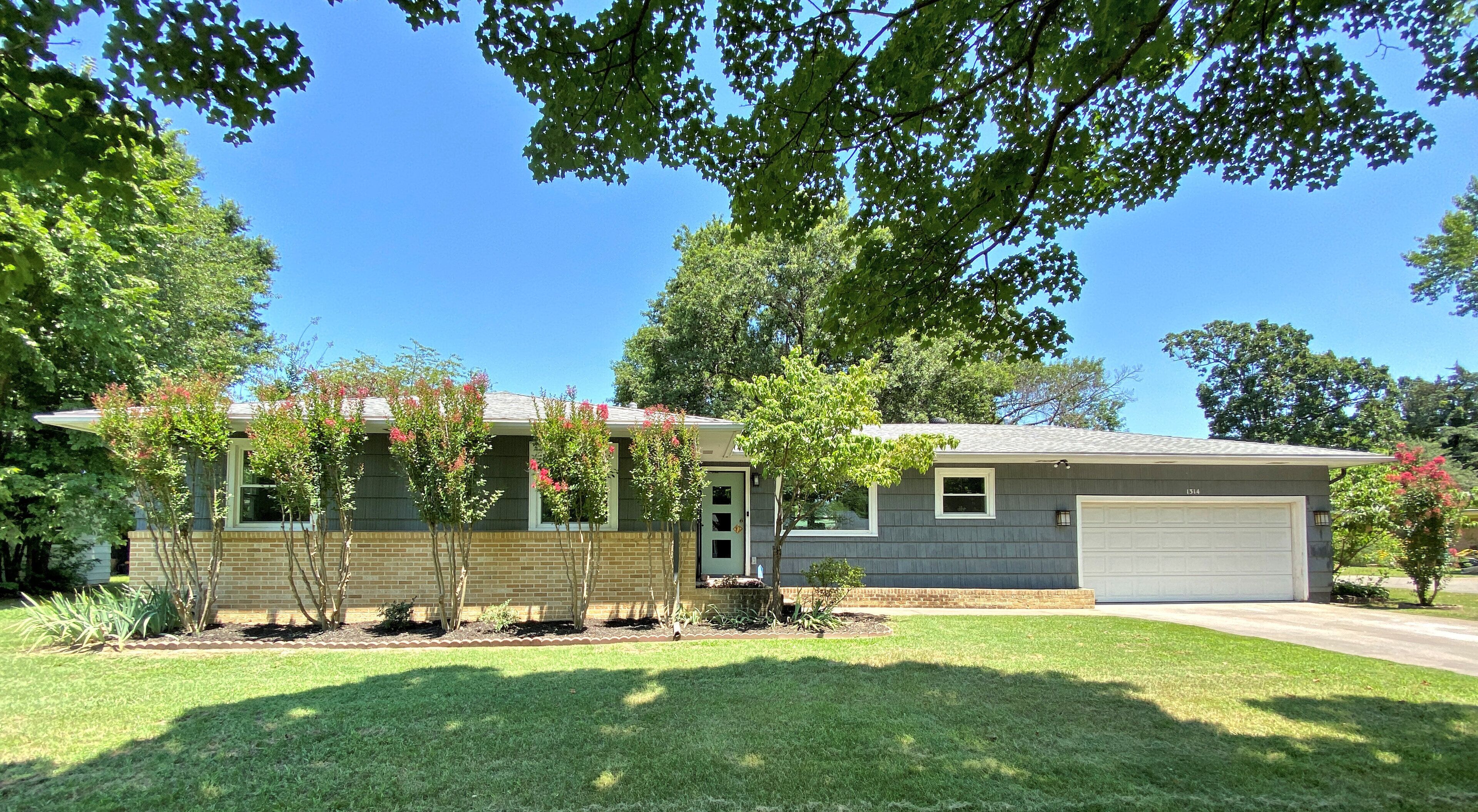 Serene Mid-Century Retreat: Discover Northwest Arkansas' Hidden Gem!