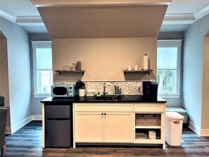 Fridge, microwave, stovetop, coffee/tea maker - 50 Stock Farm Rd - Charming Old Town Bluffton (Bluffton)