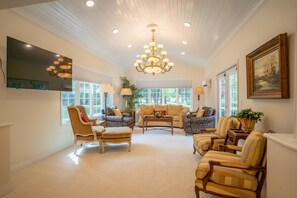 Smart-TV, Kamin, Arbeitsbereiche