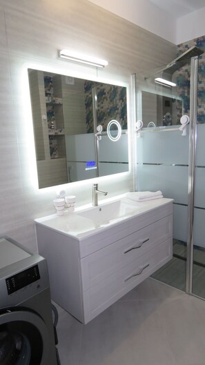 Suihku, hiustenkuivaaja, pyyhkeet, saippua