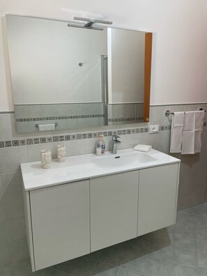 Badewanne, Haartrockner, Bidet