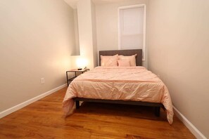3 habitaciones, escritorio y tabla de planchar con plancha
