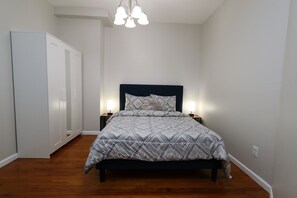 3 habitaciones, escritorio y tabla de planchar con plancha 
