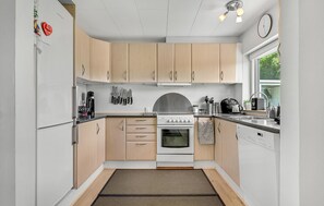 Kjøleskap, ovn, kokeplater og oppvaskmaskin