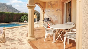 Una vila amb piscina, mobiliari exterior i vistes a la muntanya.