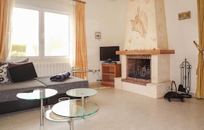 Una Smart TV, una chimenea