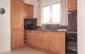 Frigorífico, placa de cocina, lavavajillas y cafetera o tetera