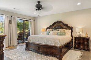 5 bedrooms, iron/ironing board, travel cot, free WiFi - Lake front house near Clemson University (Seneca)