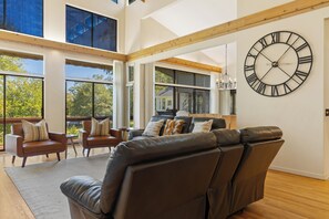 Smart TV, fireplace, table tennis
