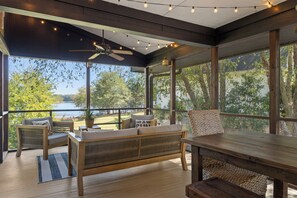Outdoor dining - Lake front house near Clemson University (Seneca)