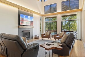 Älytelevisio, takka, pöytätennispöytä