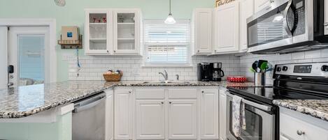 Jääkaappi, mikroaaltouuni, uuni, liesi