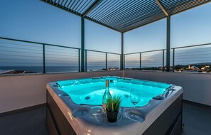Outdoor spa tub - Luxurious home in Lun with sauna (Lun)
