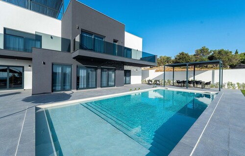 Luxurious home in Lun with sauna