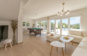 Smart TV - Awesome home in Radosinovci (Radosinovci)