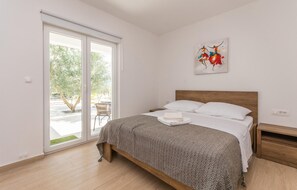 5 slaapkamers, een strijkplank/strijkijzer, reisbedje, gratis wifi