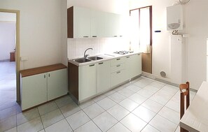 Refrigerador, parrilla de estufa y utensilios de cocina 
