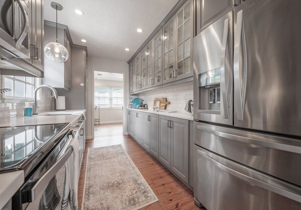 Kühlschrank, Mikrowelle, Ofen, Herdplatte