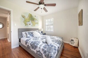 3 slaapkamers, een bureau, een strijkplank/strijkijzer, reisbedje