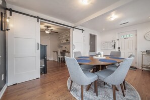 Dining - Heated Pool Oasis  Hilltop Hideaway Getaway (Tampa)