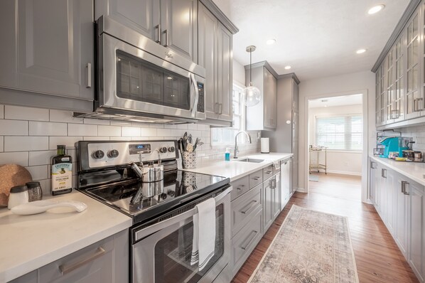 Kühlschrank, Mikrowelle, Ofen, Herdplatte