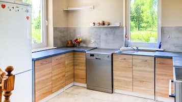 Fridge, stovetop, dishwasher