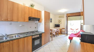 Fridge, stovetop