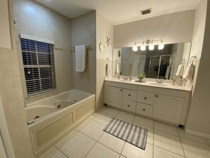 Combined shower/bathtub, hair dryer, bidet, towels