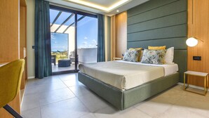 Camera moderna con un letto grande, un comodino e vista sull'esterno.