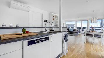 Coffee/tea maker, fridge, oven, stovetop
