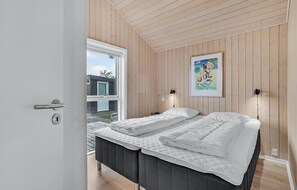 3 bedrooms, travel crib, free WiFi