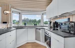 ثلاجة، فرن، موقد طهي مسطح، غسالة أطباق