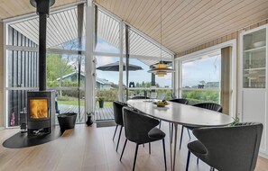 Dining - Cozy home in Løgstrup with kitchen (Løgstrup)