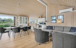 TV, fireplace - Cozy home in Løgstrup with kitchen (Løgstrup)