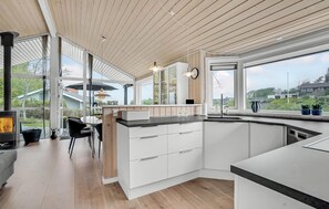 Interior - Cozy home in Løgstrup with kitchen (Løgstrup)
