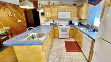 Køleskab, mikrobølgeovn, ovn, kogeplade