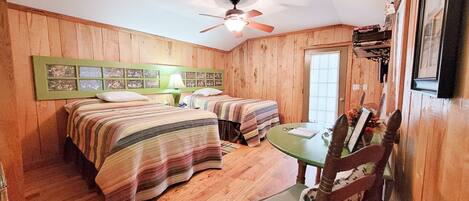 Tabla de planchar con plancha, wifi y ropa de cama