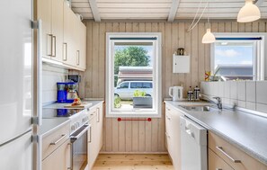 Køleskab, mikrobølgeovn, kogeplade, opvaskemaskine