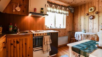 Een koelkast, een kookplaat, een koffiezetapparaat/waterkoker