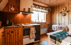 Frigorífico, placa de cocina, cafetera o tetera y utensilios de cocina