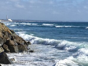 Plage à proximité, chaises longues, serviettes de plage