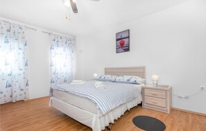 3 chambres, fer et planche à repasser, lit parapluie, Wi-Fi gratuit