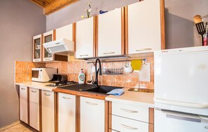 Frigorífico, microondas, placa de cocina y utensilios de cocina
