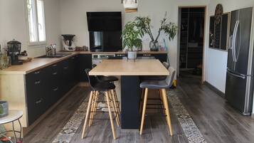 Een koelkast, een microgolfoven, een oven, een kookplaat