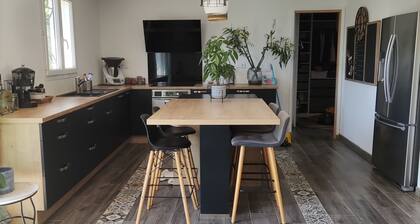 House with swimming pool in quiet countryside close to beaches