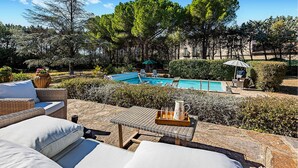 A pool area with lounge chairs, a table with drinks, and a view of the pool. - Stunning home in Laurens (Laurens)