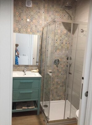 Shower, towels, toilet paper