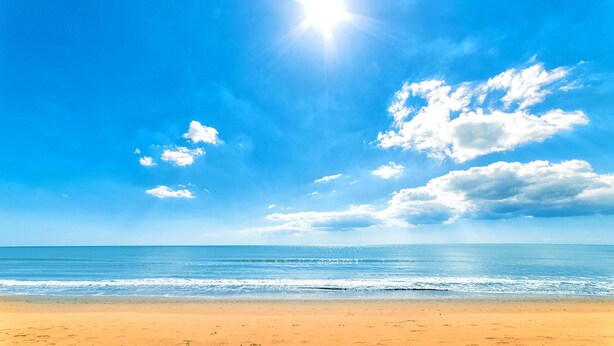 A beach with a clear sky, ocean, and sandy shore. - Beach front apartment in Rosolina Mare (Rosolina Mare)