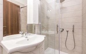 House | Exterior - Awesome Home in Lovran With Wifi and 6 Bedrooms (Lovran)