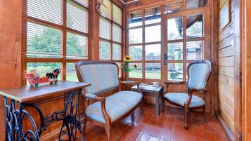 House | Living room | Smart TV, foosball